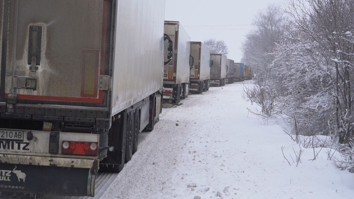 Започна поетапно пропускане на тирове от...