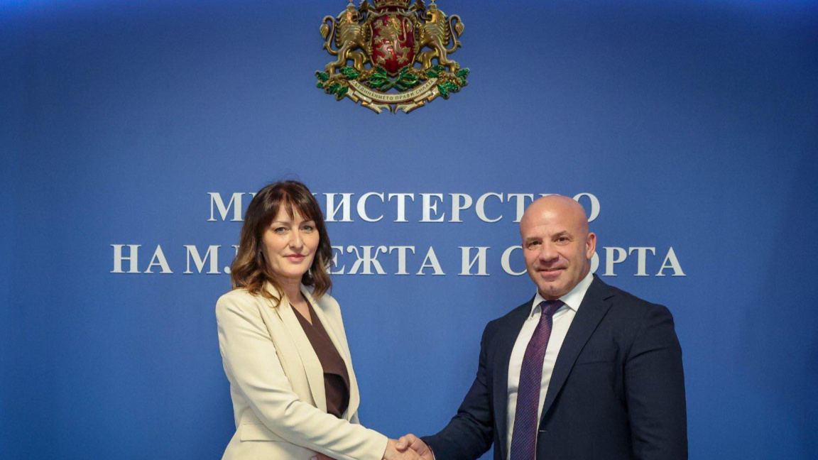 Министър Керязов представи официално сво...