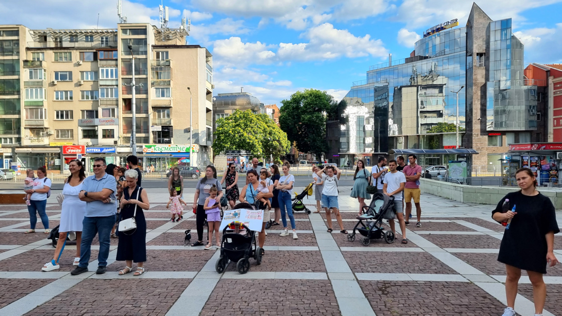 Майки от Пловдив протестираха за по-висо...