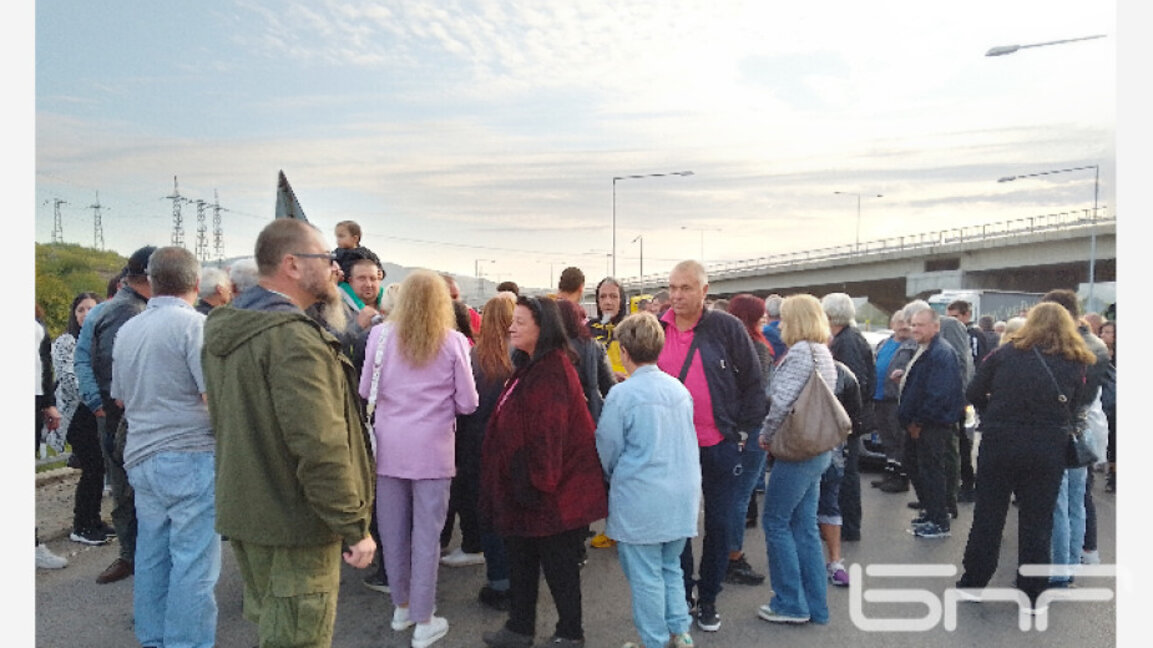 Около 500 са протестиращите на АМ "Струма"