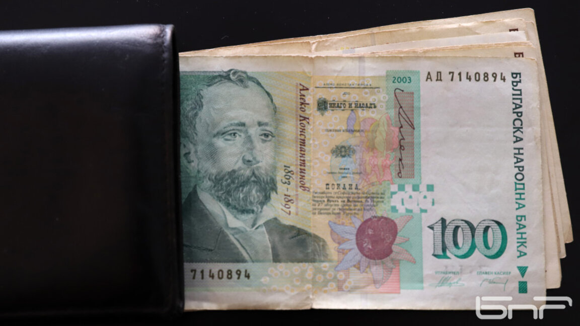 Минималната заплата за страната вече е 1077 лева