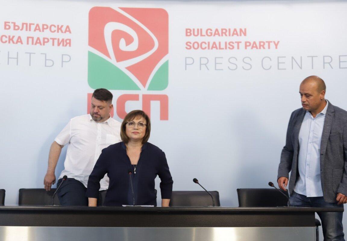 Председателката на БСП Корнелия Нинова (в средата) по време на брифинга в централата на партията