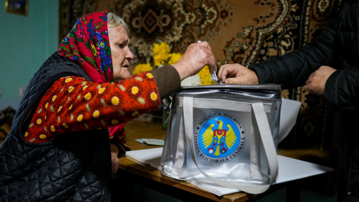 Възрастна жена гласува с подвижна урна на балотажа за президентския вот в Молдова