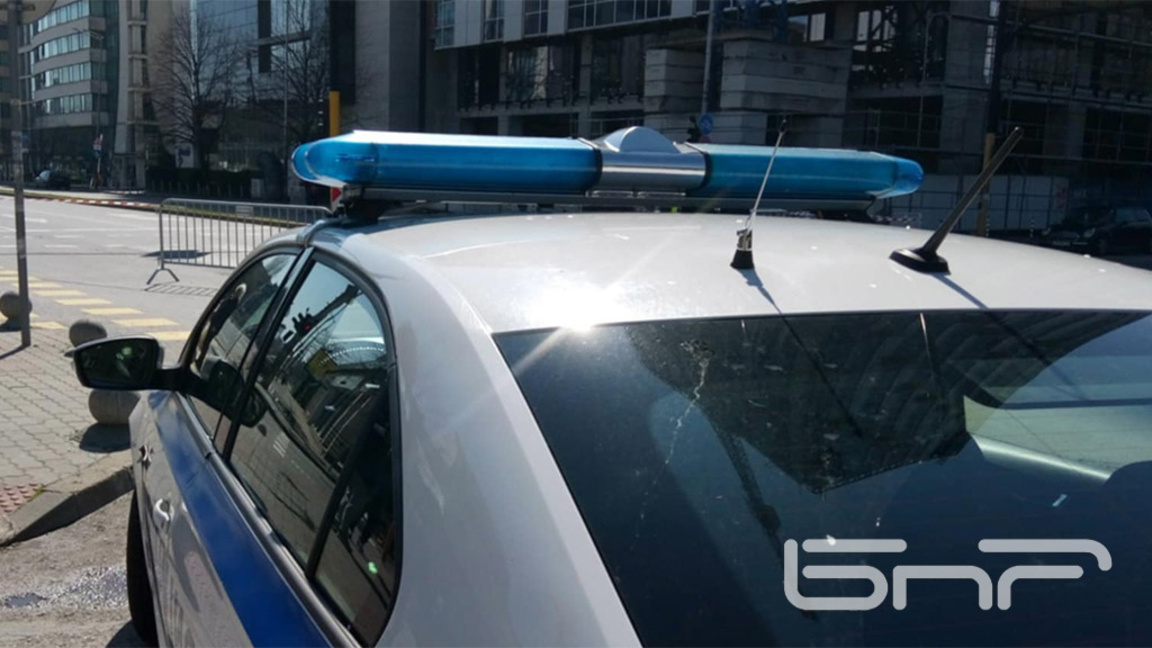 Двама нахлуха в чужда къща...