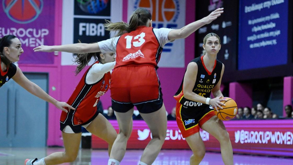 Борислава Христова (с топката) вкара 4 точки.