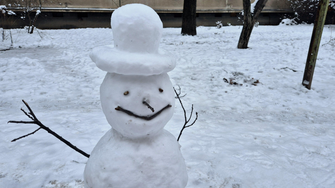 Снежният човек празнува. 1 е метлата му, а 8 – тялото