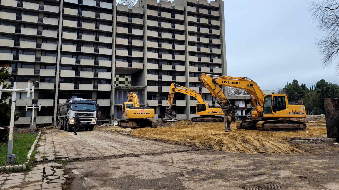 Какви са правата на дребните акционери в бившия "Шведски" хотел 