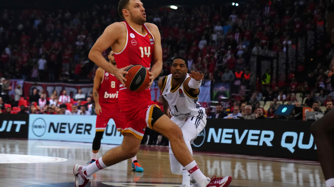 Везенков отново блести, Олимпиакос загуби