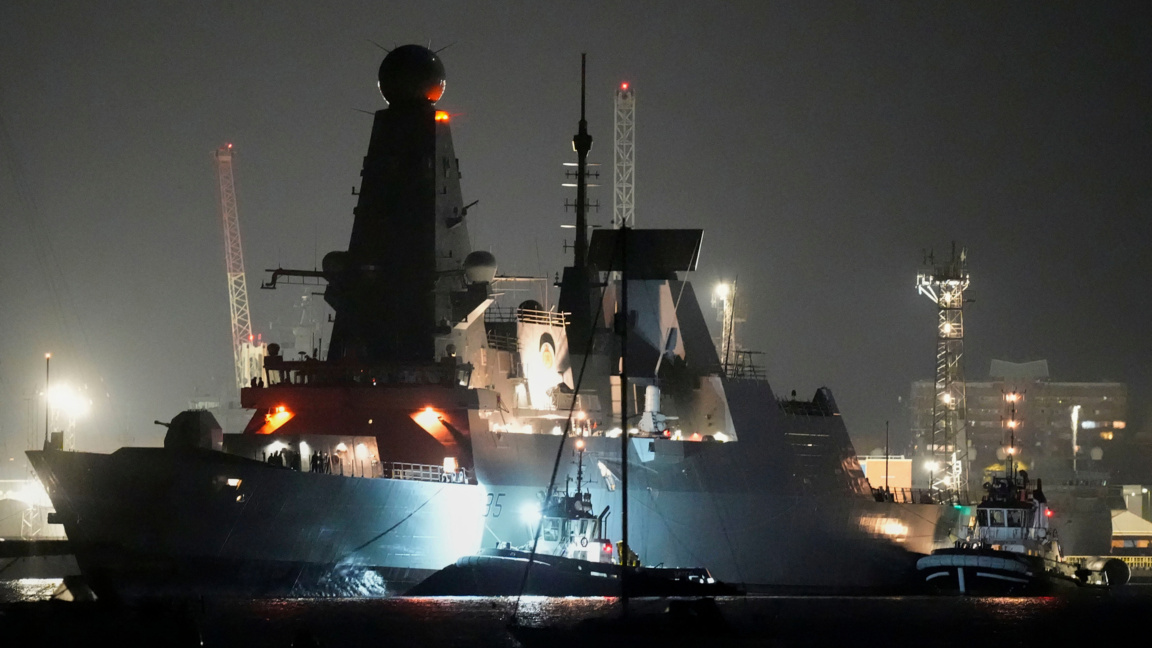 Британският боен кораб HMS Dragon е прис...