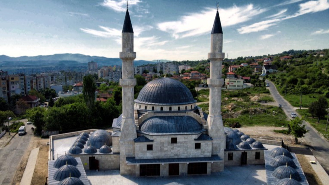 Мюсюлманите посрещат нощта Берат ...