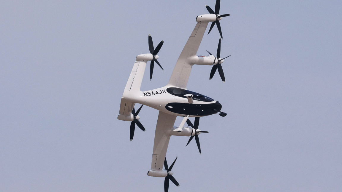 Моделът N544JX на Joby Aviation участва в изложение в Дубай, 17 ноември 2025 г.