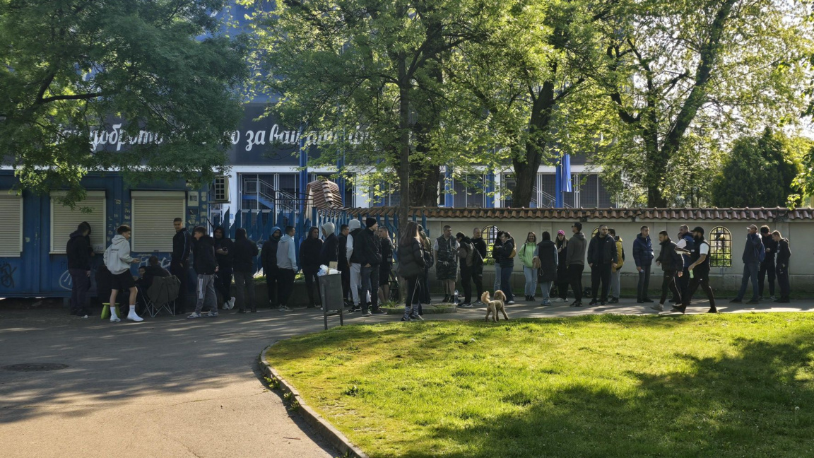 Левски разпродаде за минути билетите за ...