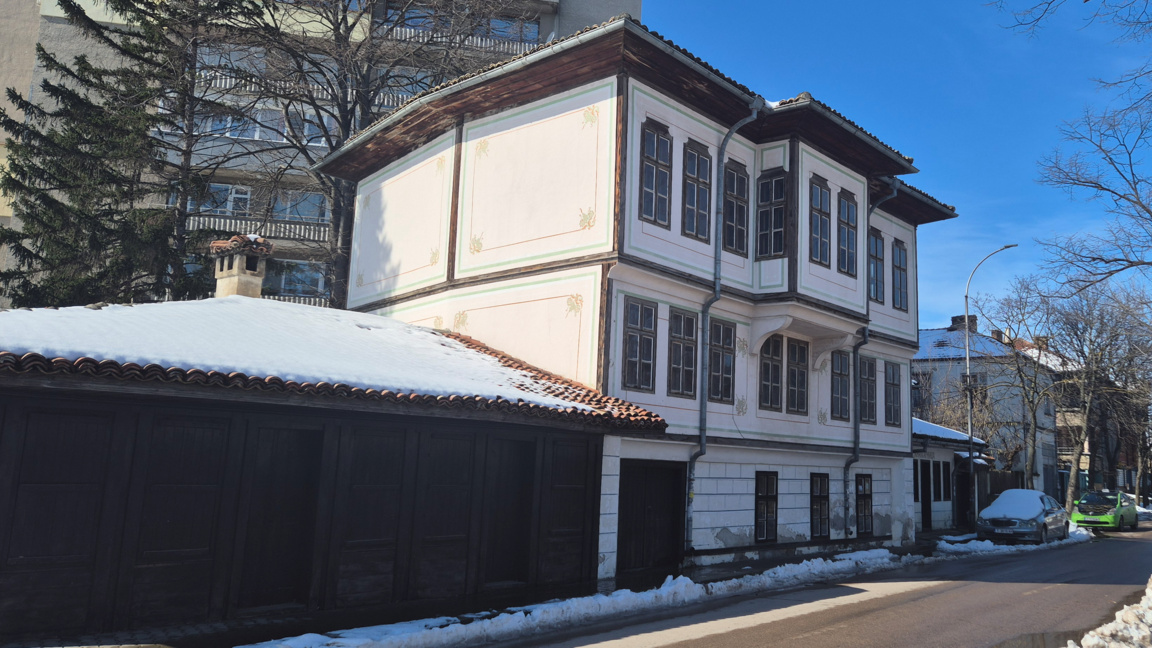 Реставрират Свещаровата къща...