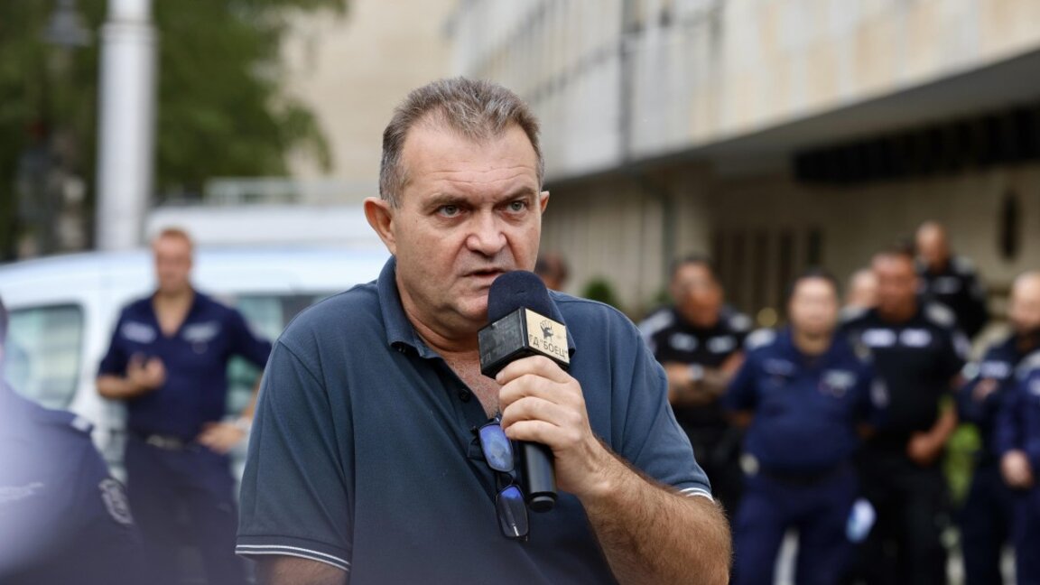 Протест пред сградата на МВР в София иска оставката на Даниел Митов