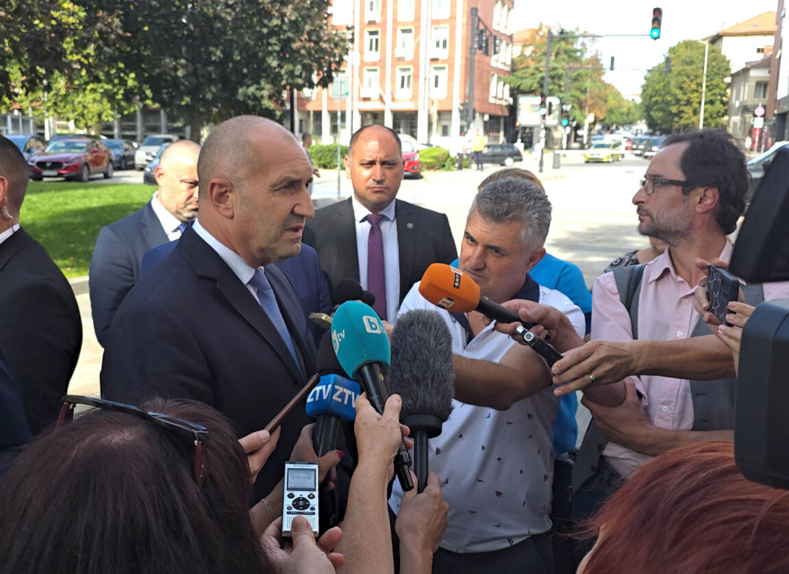 Президентът Румен Радев говори пред журналисти в Плевен  - 4 септември 2025 г.
