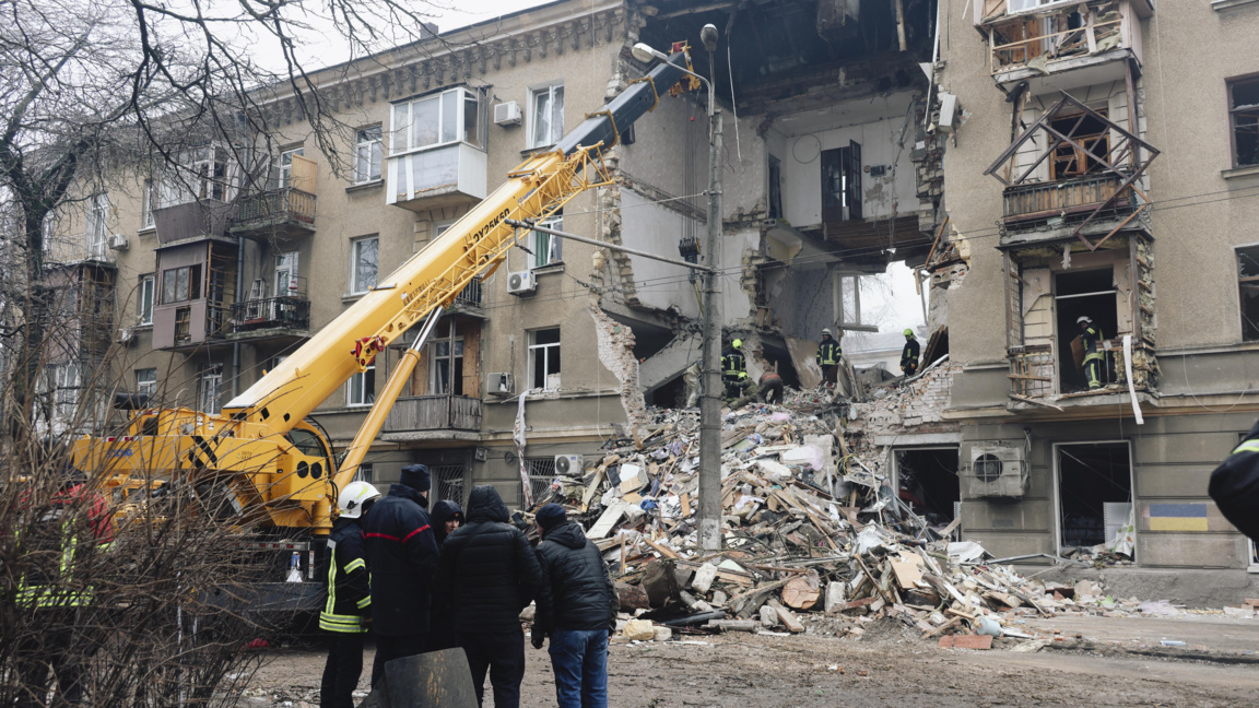 Русия и Украйна подновиха взаимните атак...