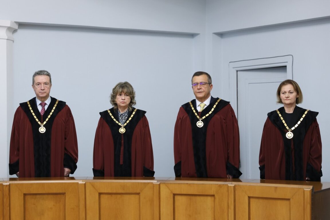 Конституционният съдия Янаки Стоилов и новоизбраните конституционни съдии Галина Тонева, проф. Сашо Пенов и д-р Невин Фети, които положиха днес клетва -  14 ноември 2024 г.