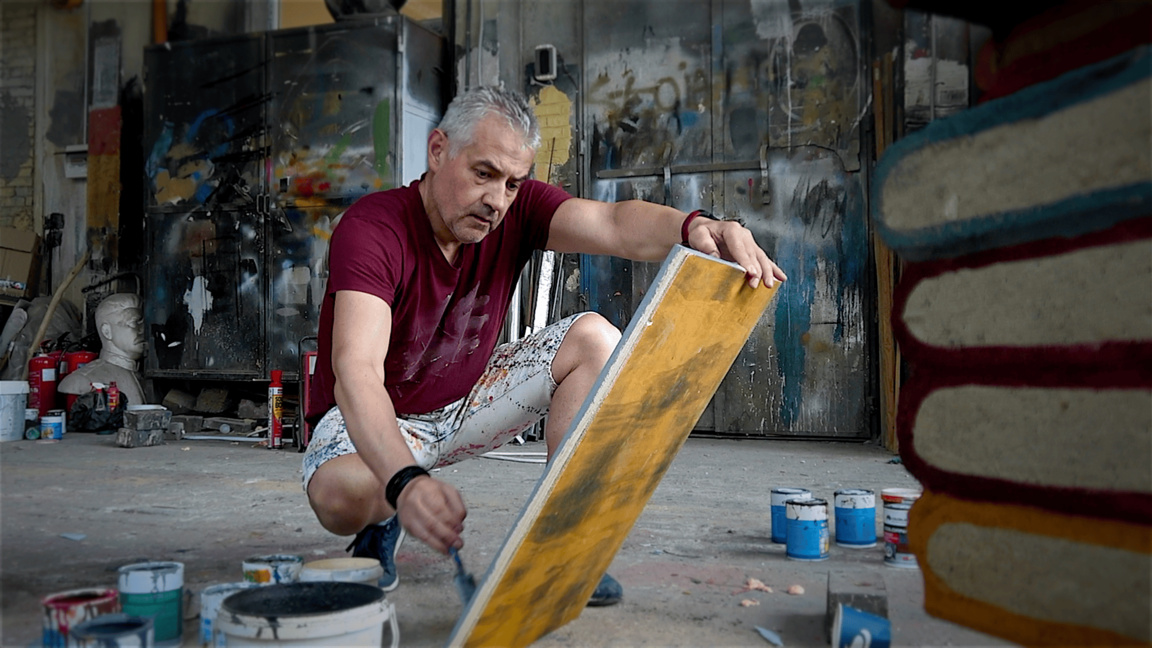 Кадър от филма "Отвъд завесата"