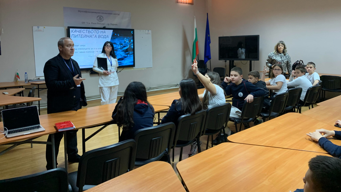 Ученици от Перник отбелязаха Световния д...