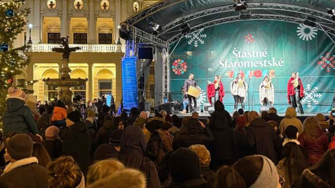 Български фолклор звуча на коледните баз...