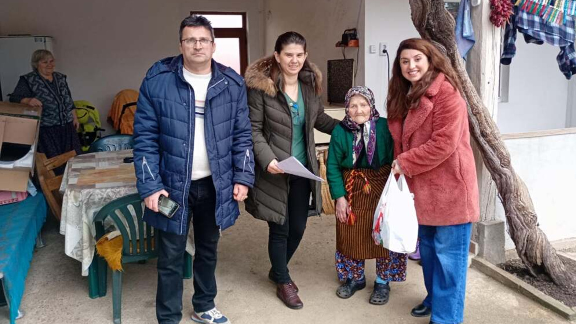 Ученици стоплиха сърцата на възрастни хора