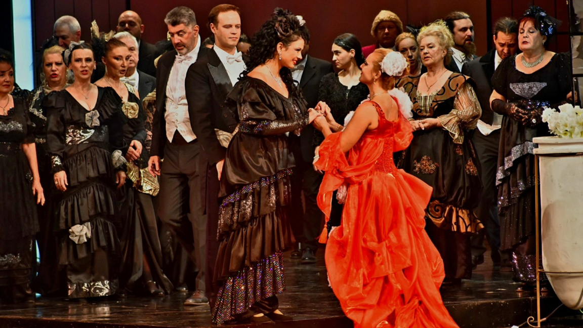 Стейси Гокенберт дирижира "Травиата" в б...