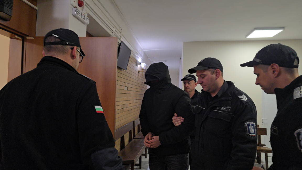 Юлиян Бързашки на влизане в съдебната зала.