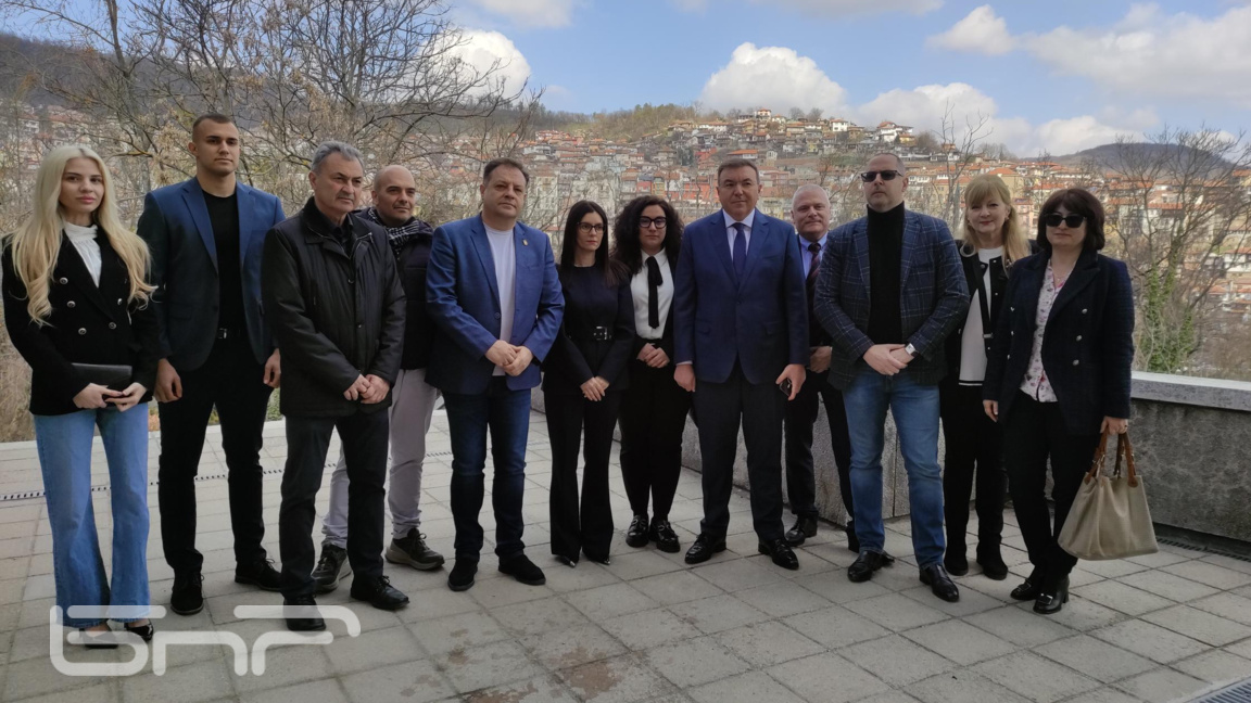 Четири формации регистрираха листите си ...