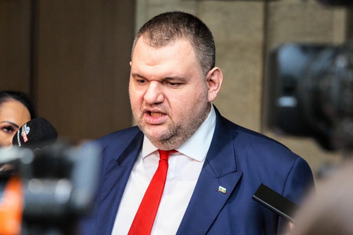 Делян Пеевски говори пред журналисти в НС.