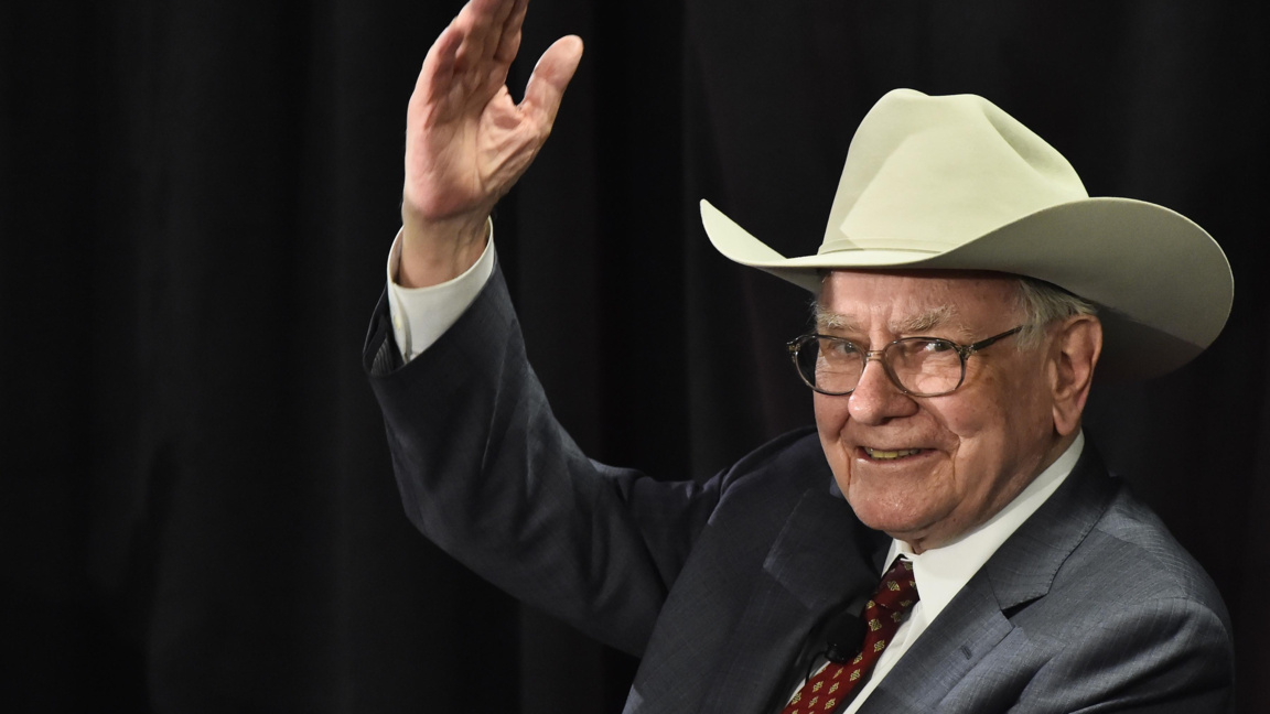 Чрез своята компания Бъфет придоби акции...