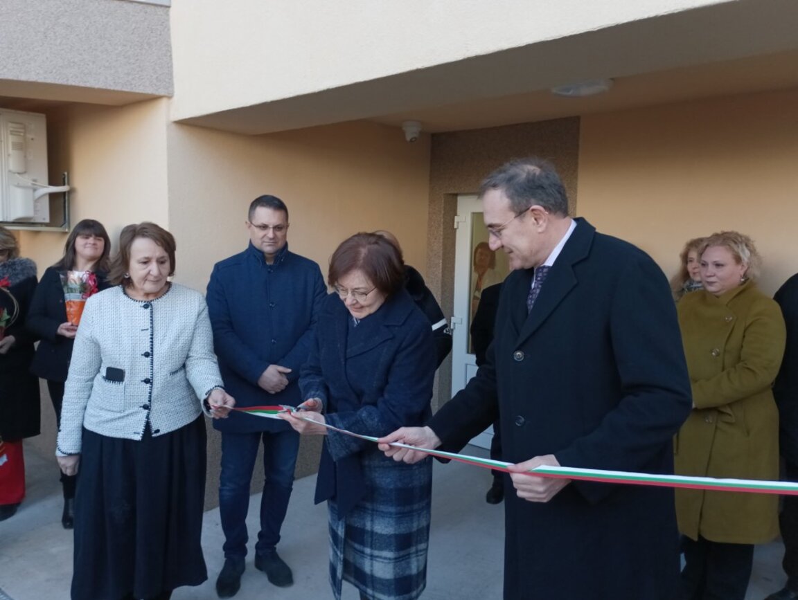 Кметицата на Троян Донка Михайлова и министърът на труда и социалната политика Борислав Гуцанов откриха Център за настаняване от семеен тип за пълнолетни лица с деменция  в троянското село Добродан