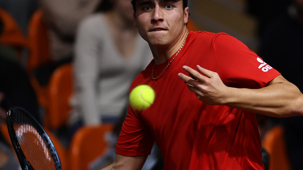 Iwan Iwanow startet mit einem Sieg in Re...