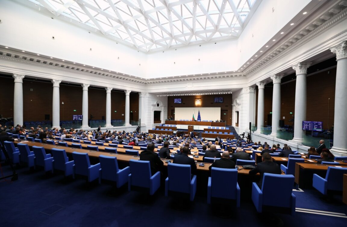 Вотът на недоверие срещу кабинета влиза за обсъждане в НС