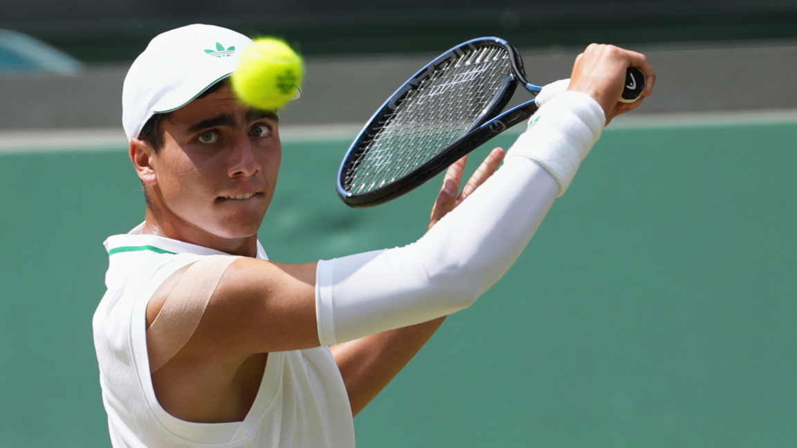 Tennisspieler Iwan Iwanow beendet Saison als Nr. 1 der Junioren