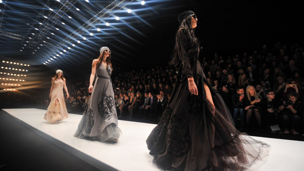 Световните модни подиуми залети от "мръсни", намачкани дрехи