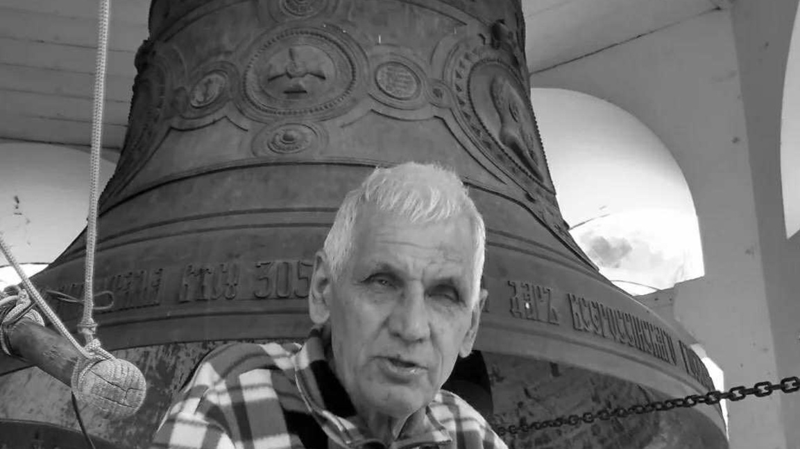 Дечко Гърбатулов на фона на 11-тонната камбана на Храм паметника Рождество Христово