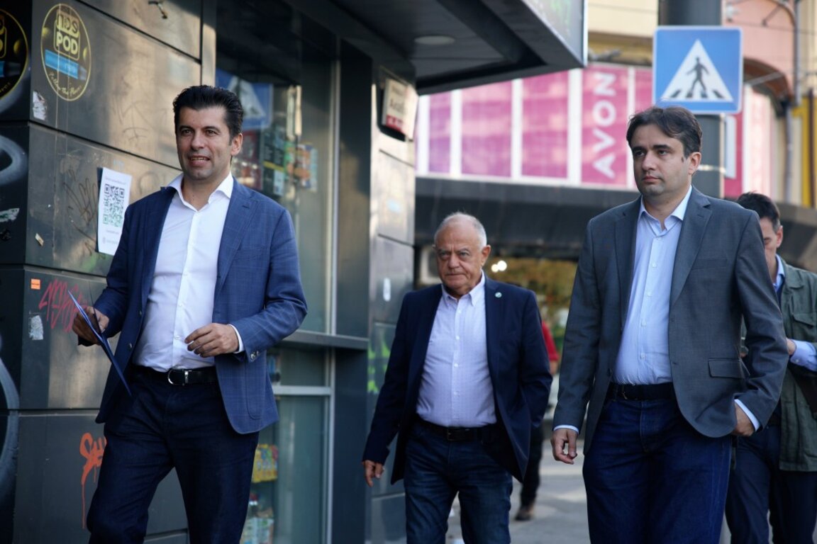 Отляво надясно: Кирил Петков, Атанас Атанасов и Божидар Божанов