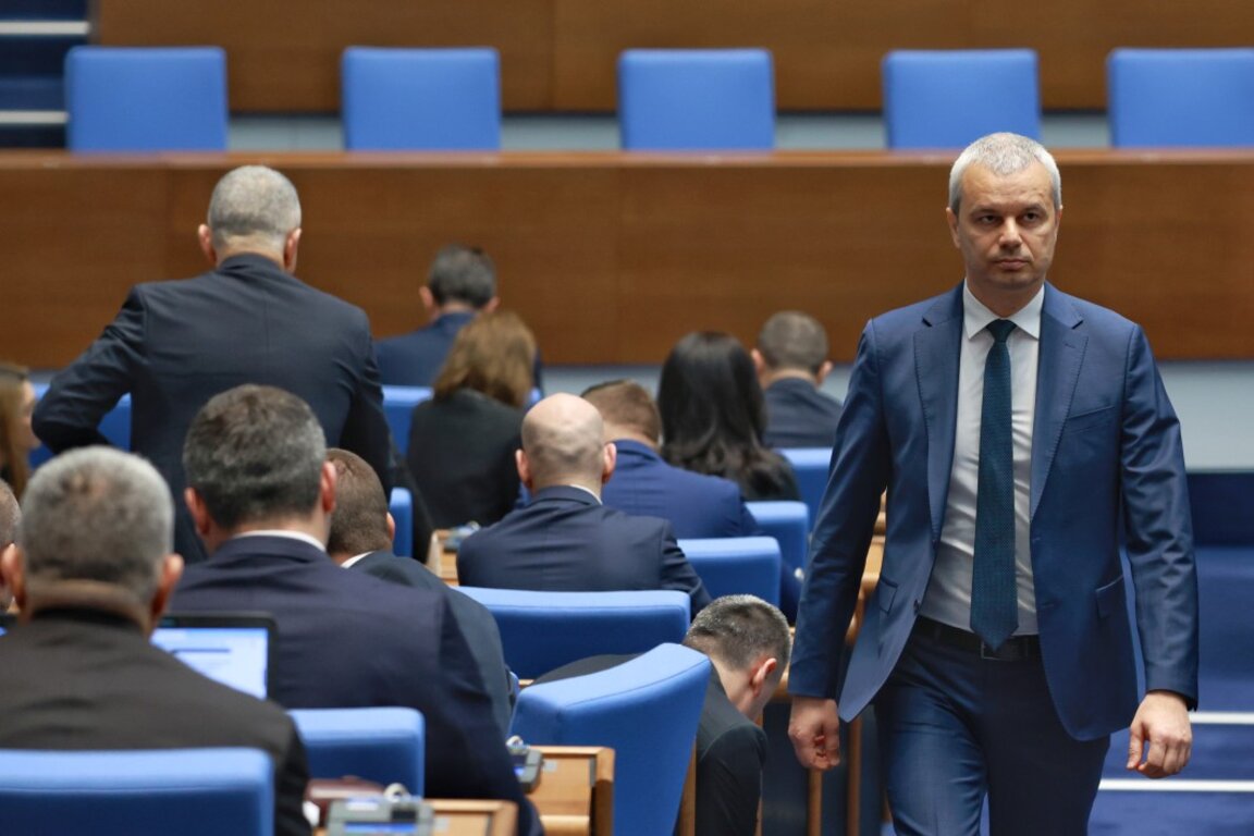 "Възраждане" внася вот на недоверие към кабинета "Желязков". Какви са мотивите?