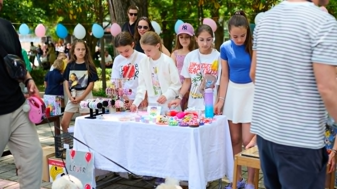 Благотворителният АРТ-базар “От Деца за ...