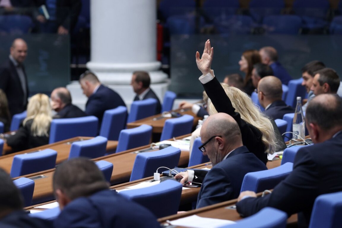 Реакции след вота на недоверие