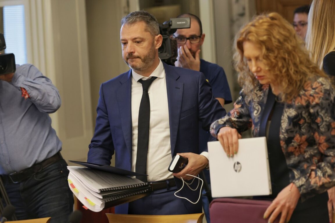 Председателят на Бюджетната комисия Делян Добрев и заместник-председателят Деница Николова в началото на заседанието  - 13 март 2025 г.