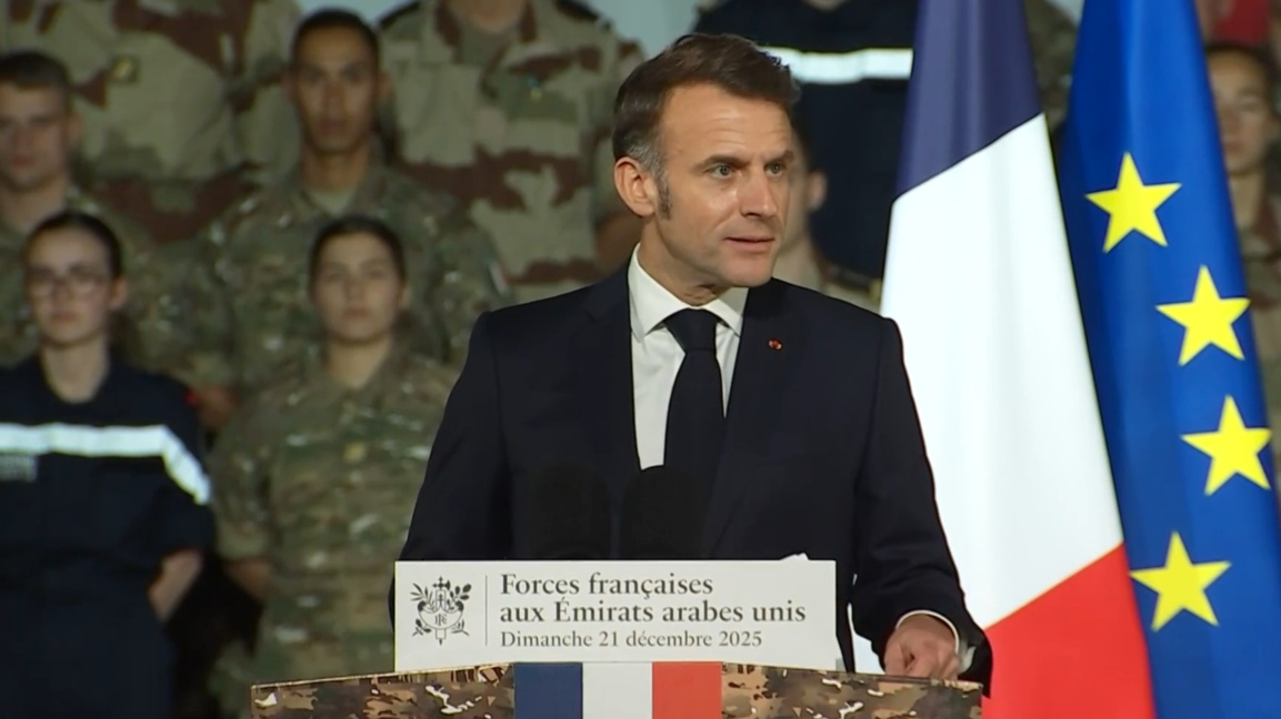 Макрон пристигна в ОАЕ за Коледна среща ...