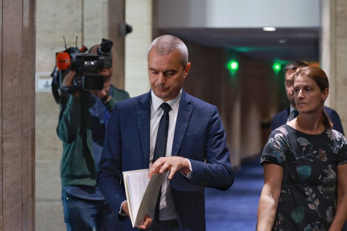 Лидерът на "Възраждане" Костадин Костадинов даде брифинг в НС, като обяви, че събират подписи на депутати за вот на недоверие към правителството -  4 октомври 2023 г..