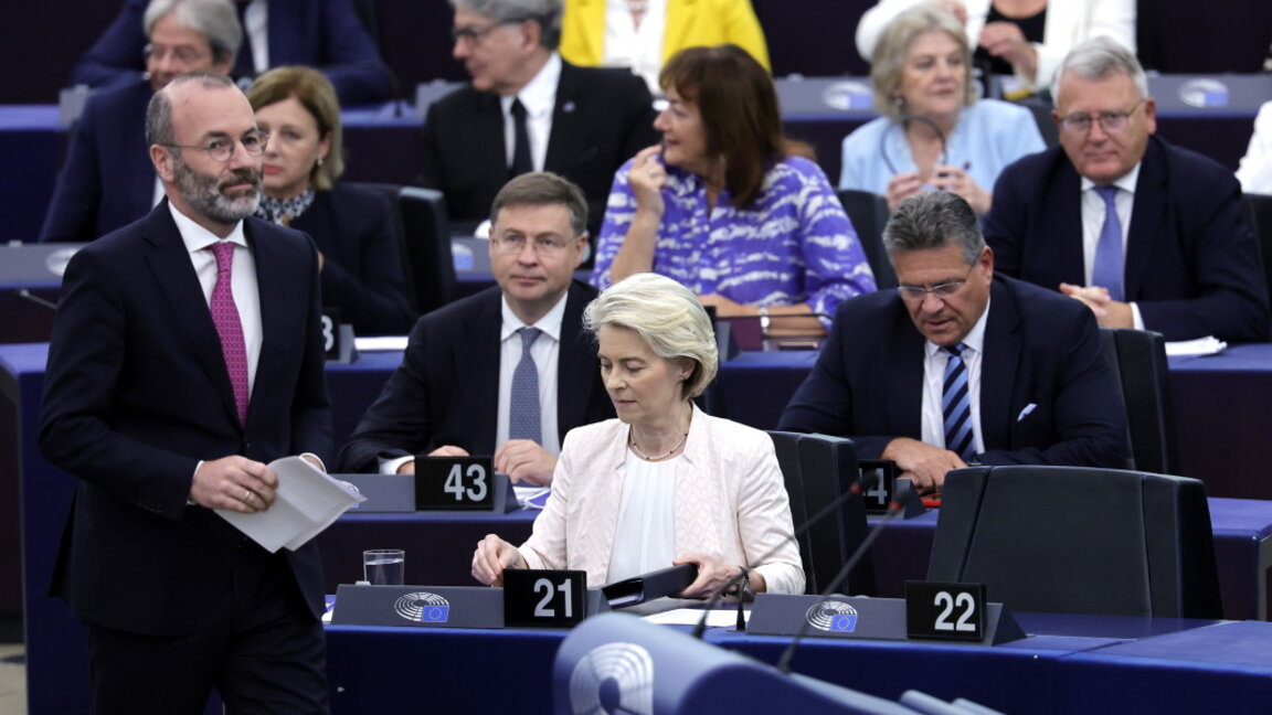 Манфред Вебер (Л) минава покрай Урсула фон дер Лайен преди да говори на пленарната сесия на Европейския парламент в Страсбург, Франция, 18 юли 2024 г.