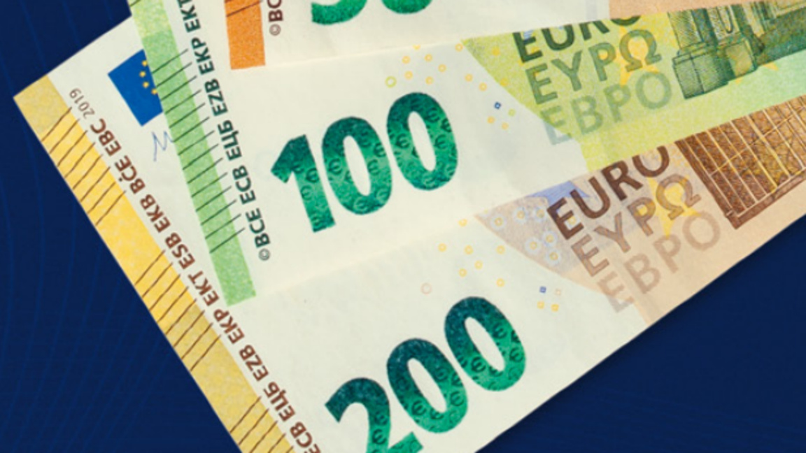 Колаж с евробанкноти на ЕЦБ