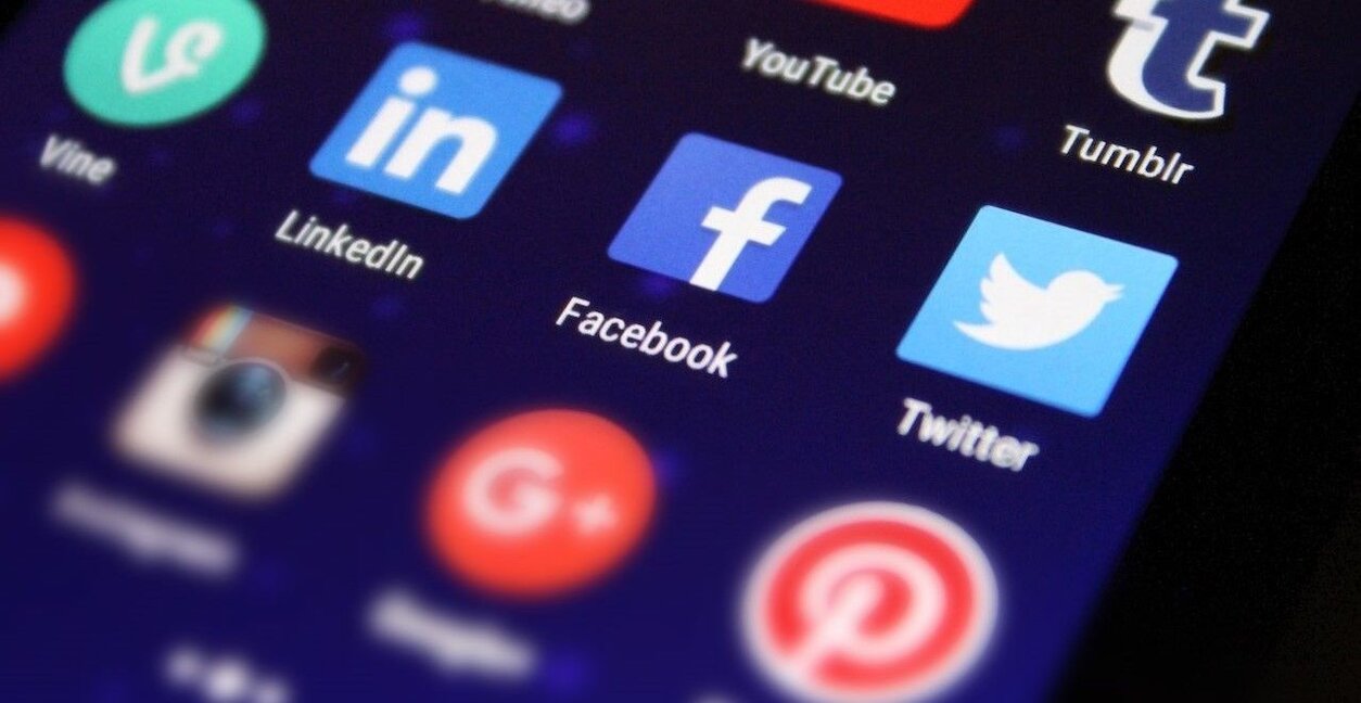 Кoй и как модерира Facebook съдържанието...