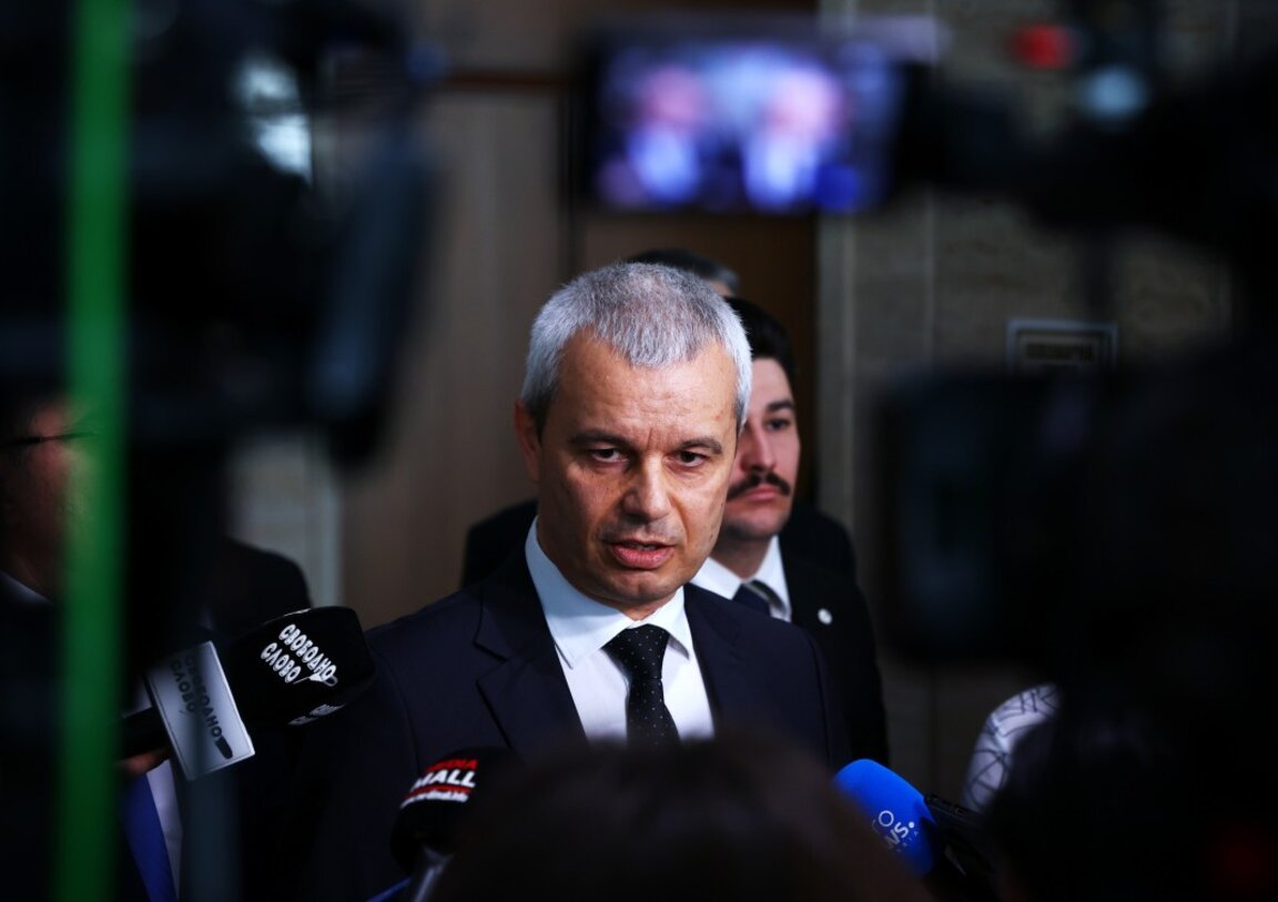 Костадин Костадинов прави изявление за медиите в кулоарите на Народното събрание - 13 март 2025 г.