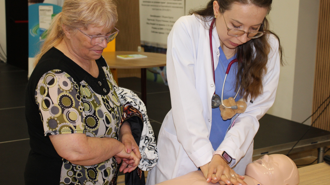 Д-р Нурай Велиева по време на обучение за първа помощ