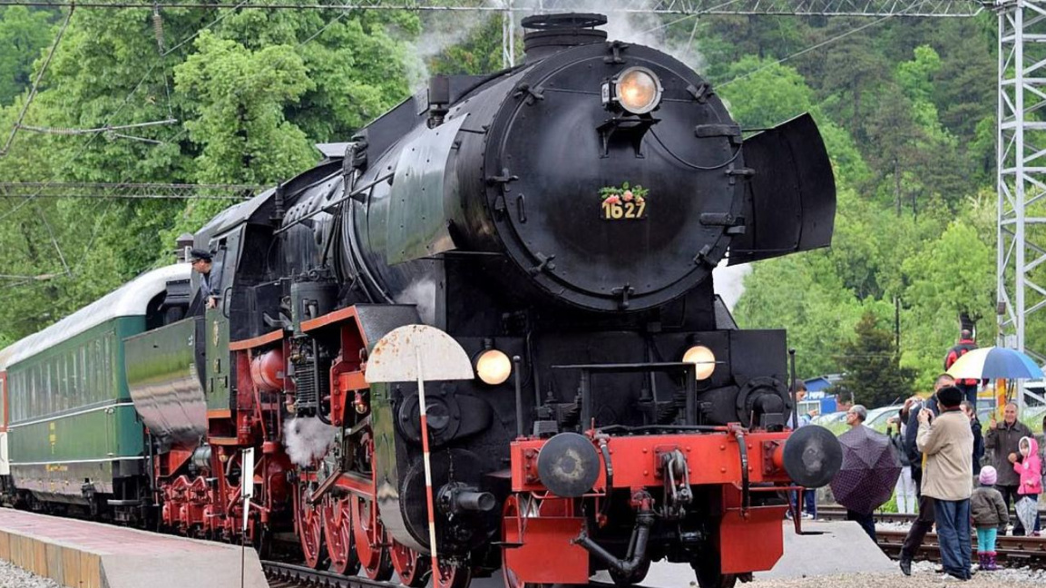 Дядо Коледа и Снежанка се качват на празничните влакове на БДЖ