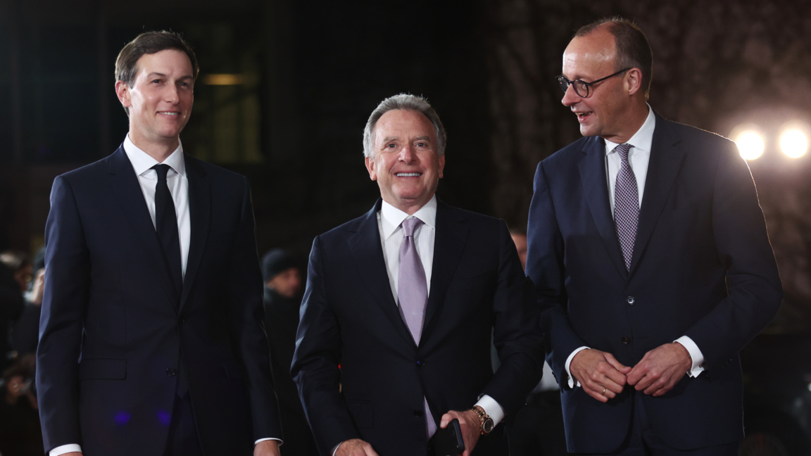 Германският канцлер Фридрих Мерц (вдясно) посреща пратеника на Доналд Тръмп, Стив Уиткоф (в средата), и зетя на президента на САЩ, Джаред Къшнър, за среща в Берлин, 15 декември 2025 г.